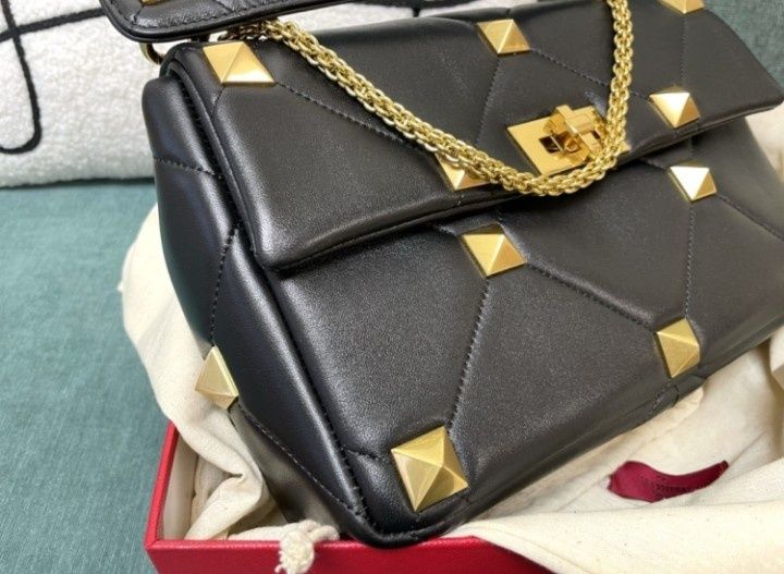 Geanta damă accesorii metalice aurii, saculet, etichetă