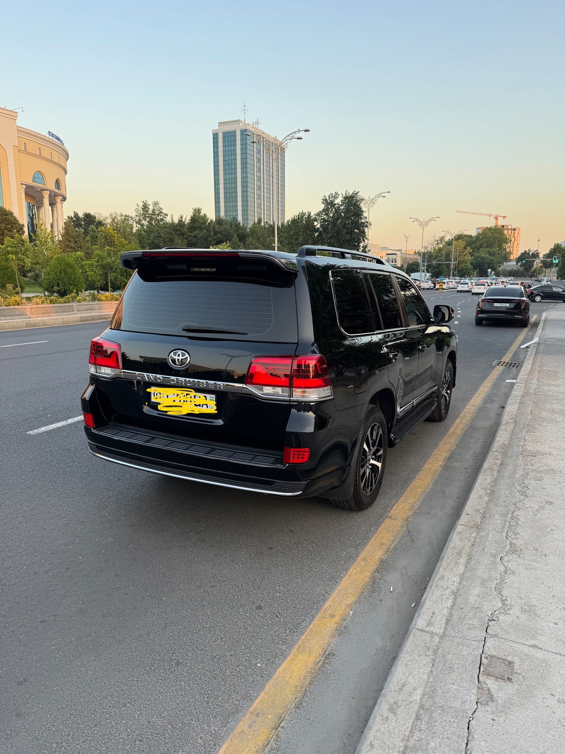 Tayota Land Cruiser 200