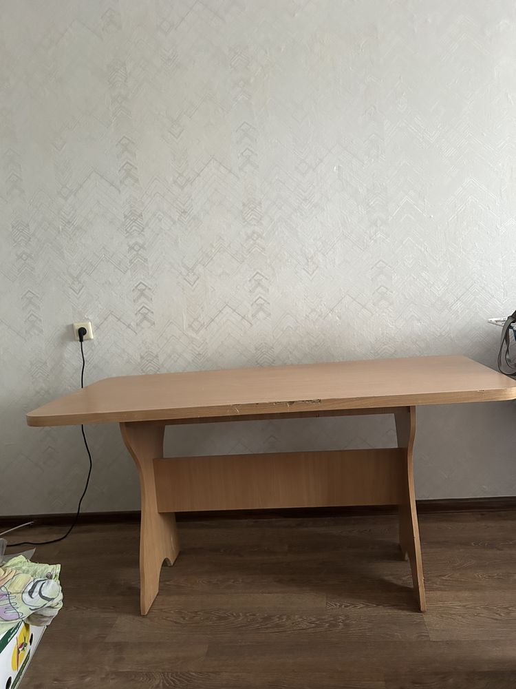 Стол для кухни, недорого.       ..