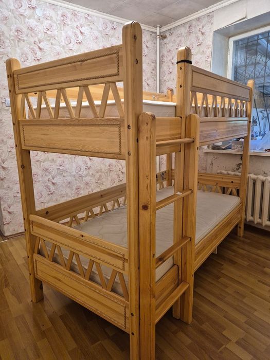 Кровать двухярусная деревянная
