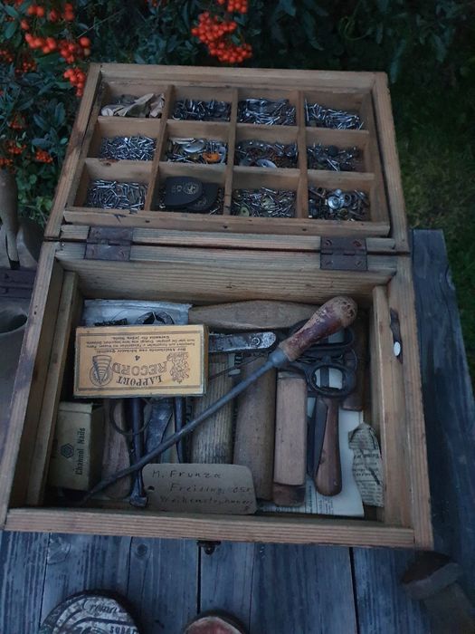 Dulap lemn curățat încălțăminte și lădițe cizmar