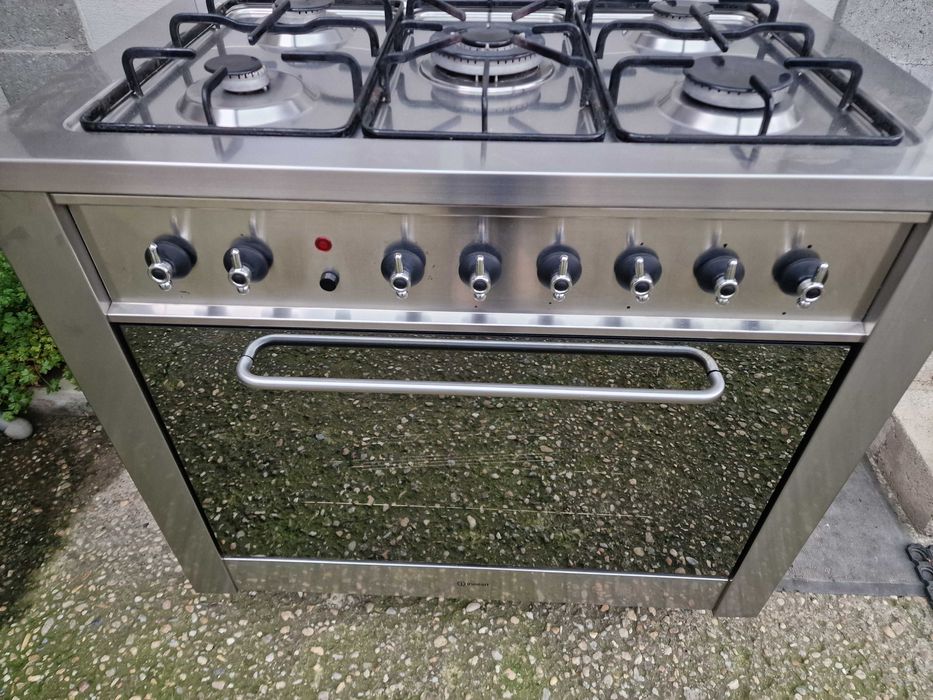 INDESIT | aragaz pe gaz gratare fonta, Inox
