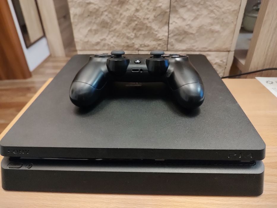 Sony PlayStation 4 slim, 500 GB, 1 controller, cu un joc cadou inclus