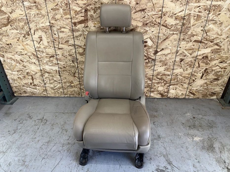 На Toyota Sequoia — Сидения комплект.