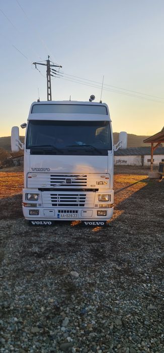 Camion ,platforma volvo cu macara