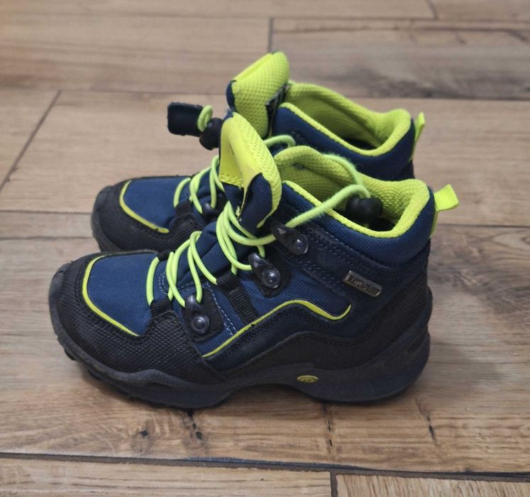 Различни видове детски зимни обувки размер 26