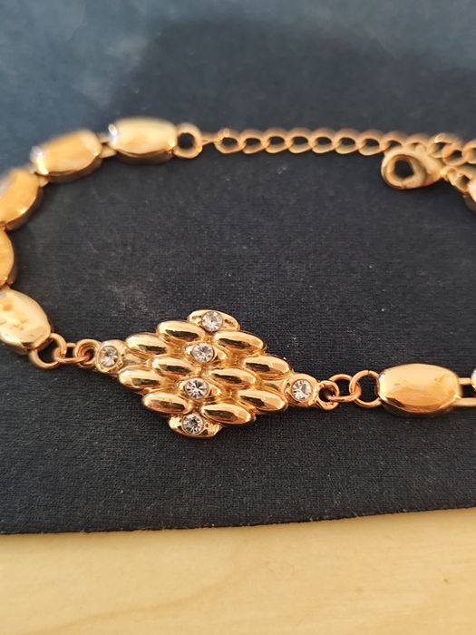 Златна гривна за китка нова