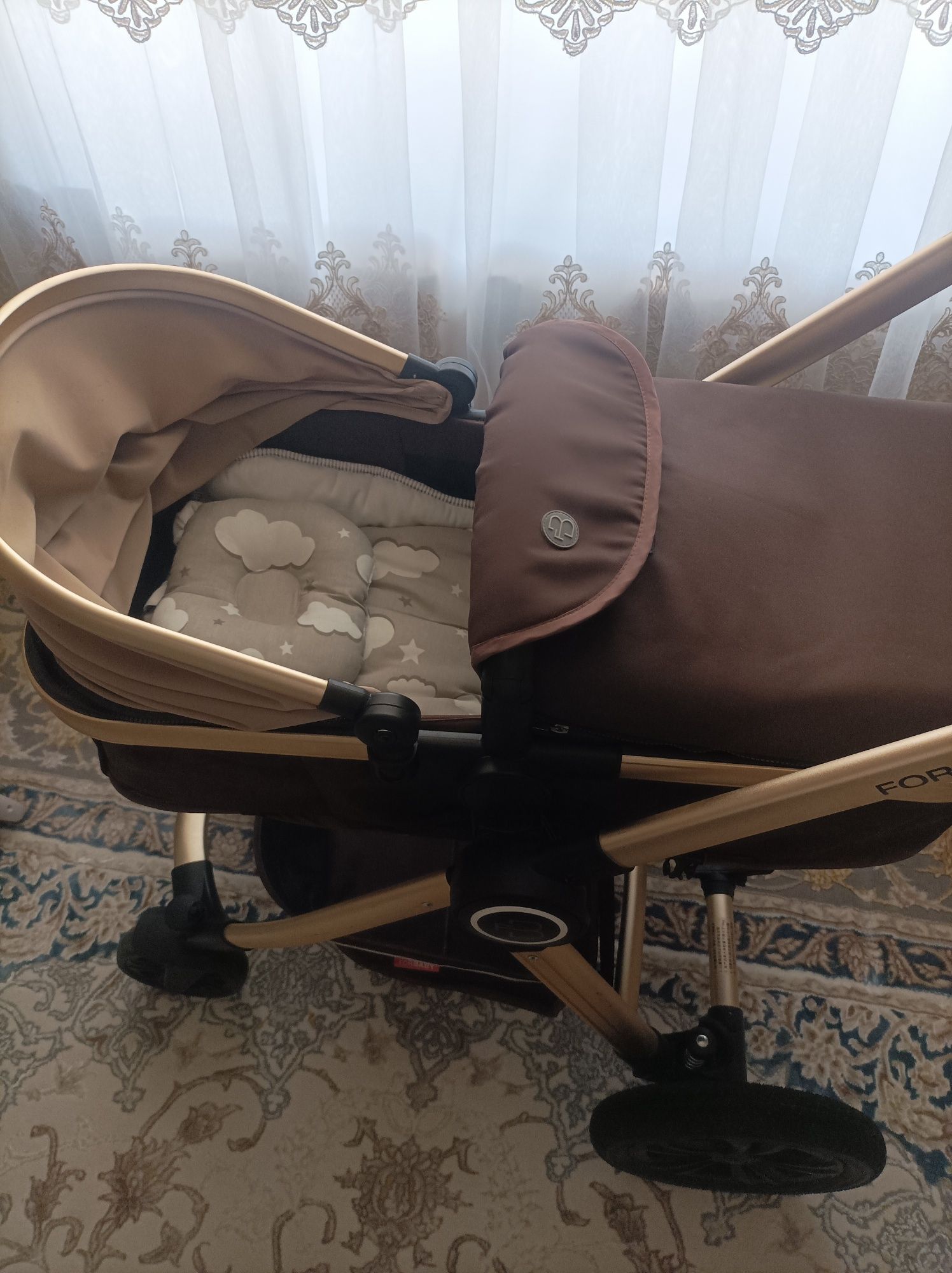 Коляска сотилади