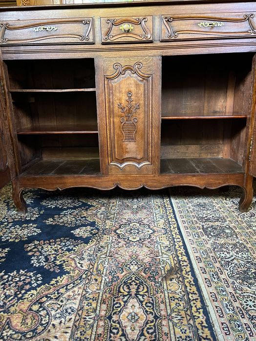 Старинен дъбов бюфет