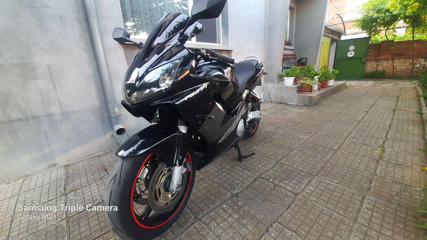 Honda CBR F4i.   .