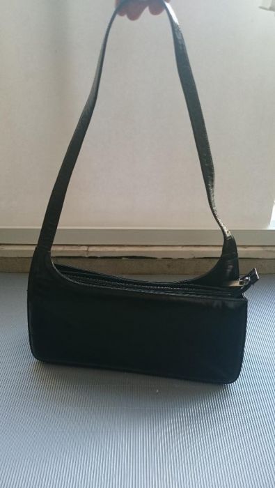 Дамска кожена чанта с цип, черно-кафяв лак