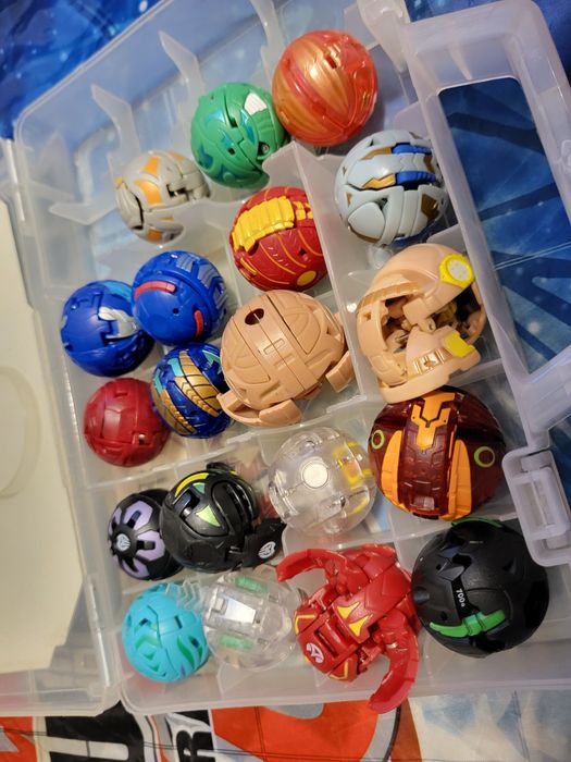 Set bakugan battle brawlers cu cutie si pistă joaca