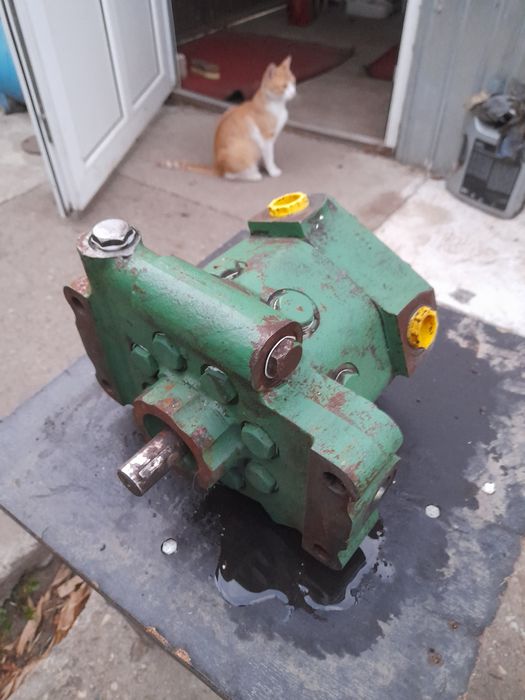 Vând pompa hidraulica tractor jhon deere