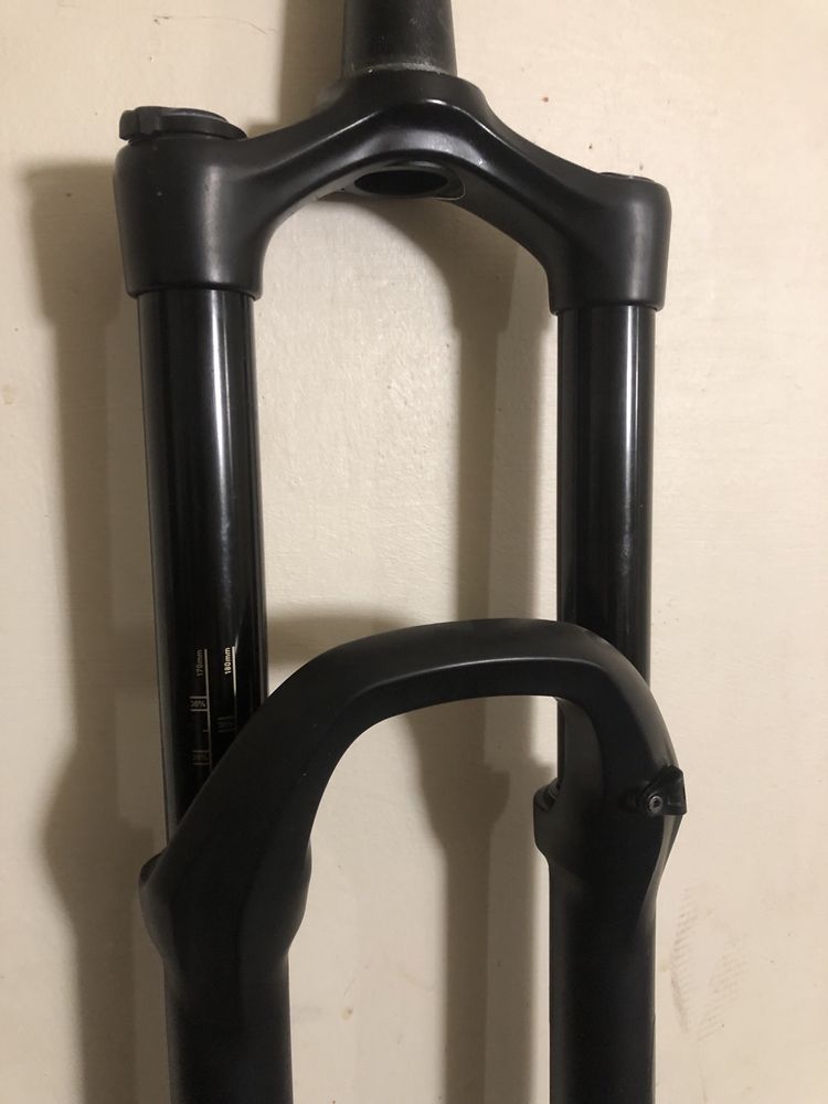 Furca Rockshox Yari 27.5 180 mm