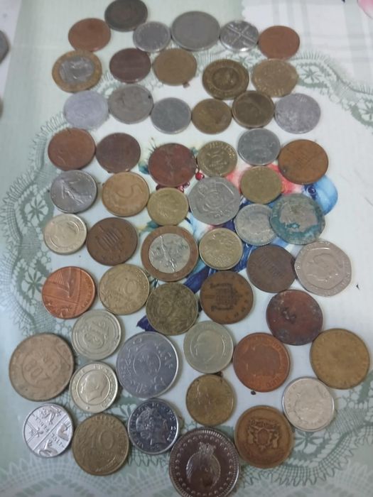 Vând 3 medalii și 86 de monede vechi