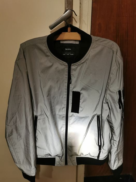 Продавам мъжко яке на Bershka