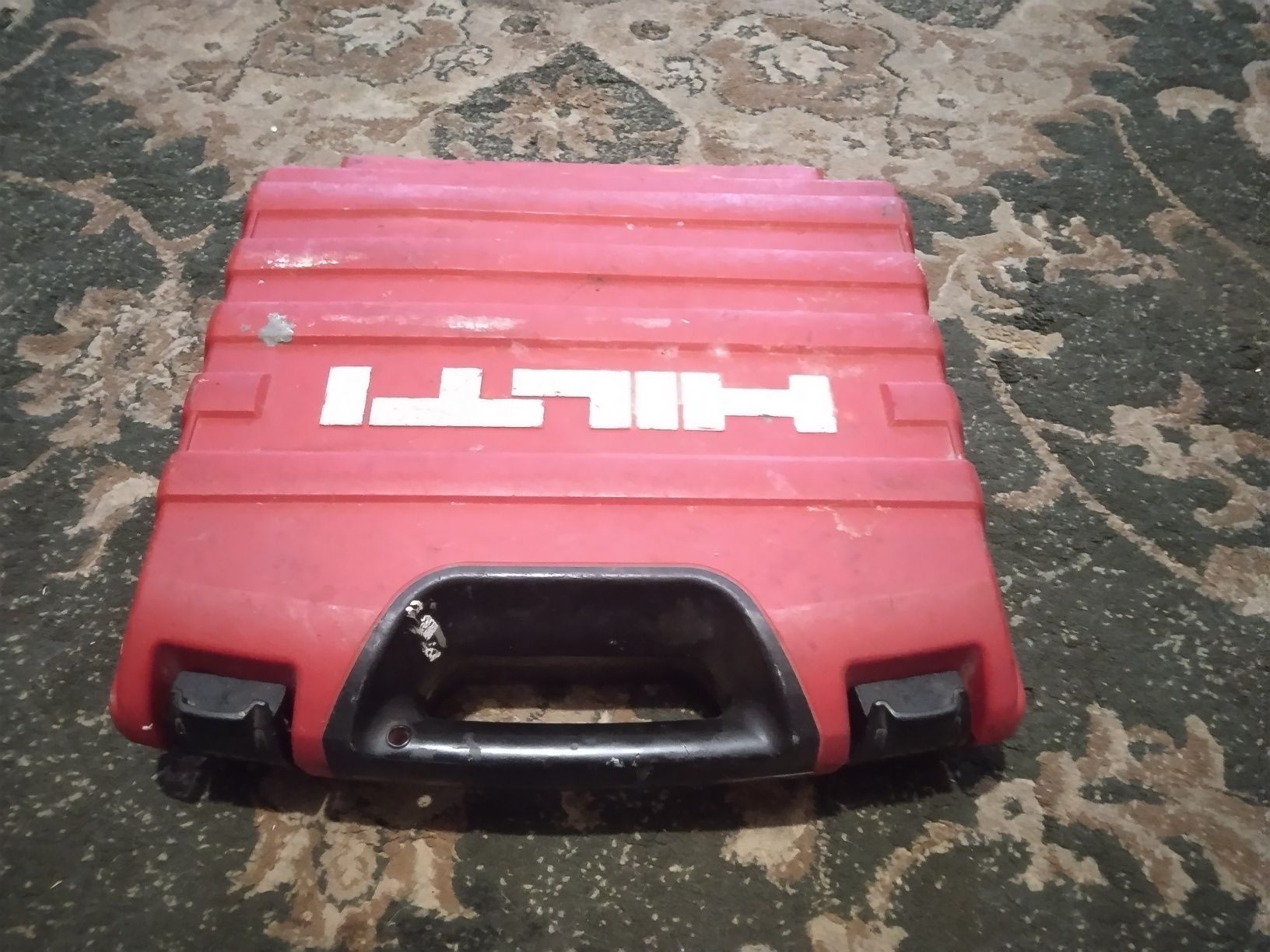 .продаеться акумуляторный шуруповерт Hilti