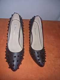 Дамски обувки 39 с токчета, черни с червена подметка, чисто нови