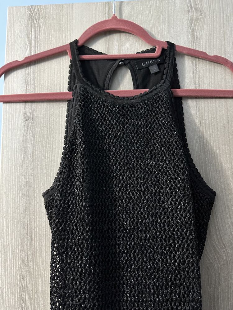 Оригинална рокля Guess с полугол гръб