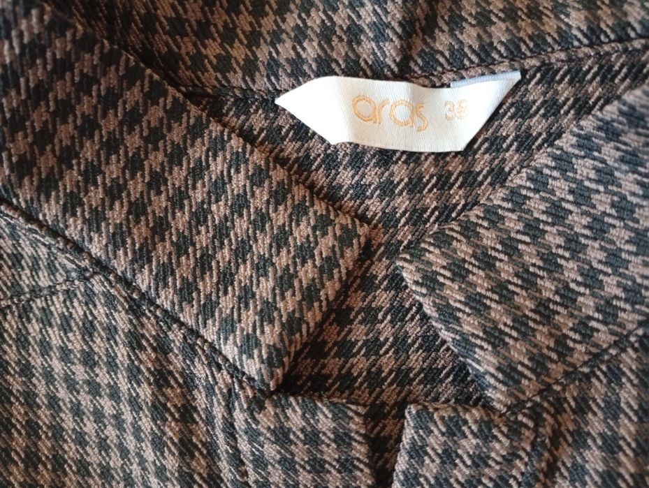 Блуза в кафяво и черно с черни цветя с пайети