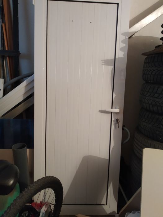 Продавам врата  алуминиева., рамки от винкел