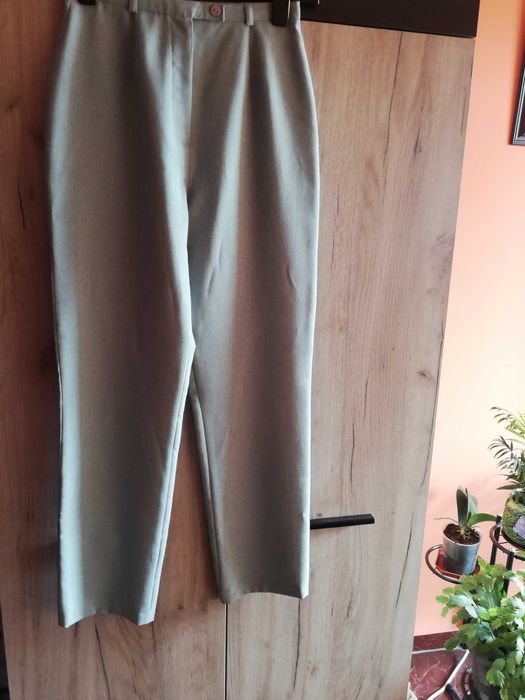 Продавам дамски панталони.