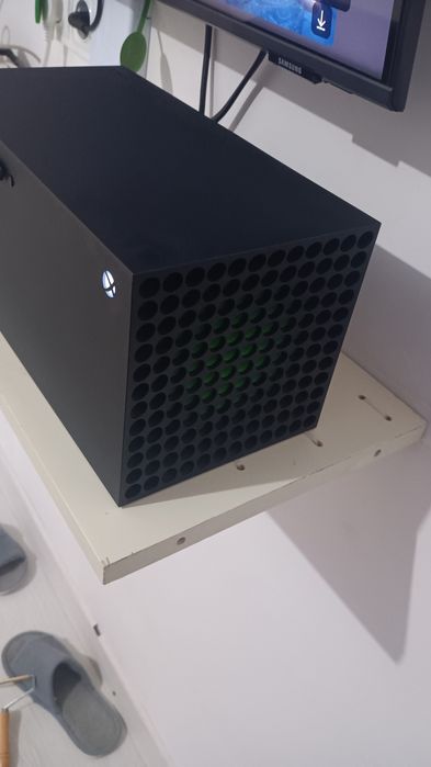 Xbox series X с акануттом  и подпиской.