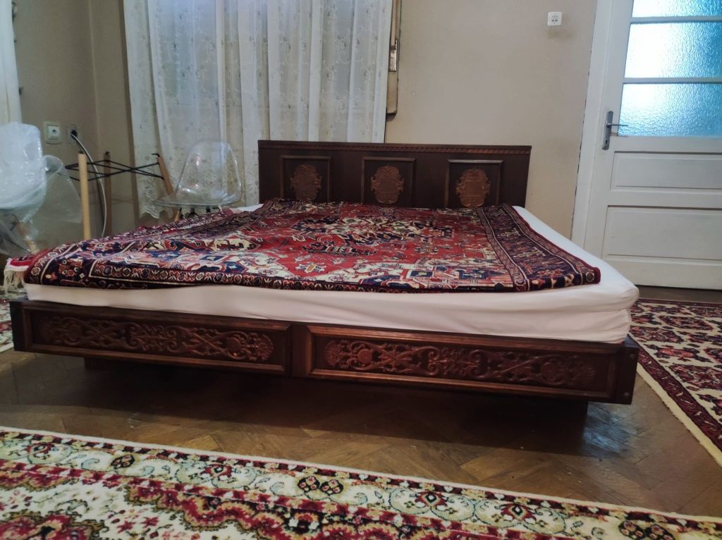 Mobila dormitor compusa din  pat dublu cu saltele și dulap masiv