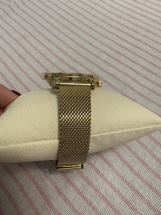 Часовник НОВ,позлатен нераждаема стомана,елегантна плетка