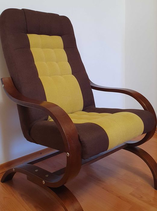 Canapea extensibilă cu două fotolii marca STAER an fabricatie 2024