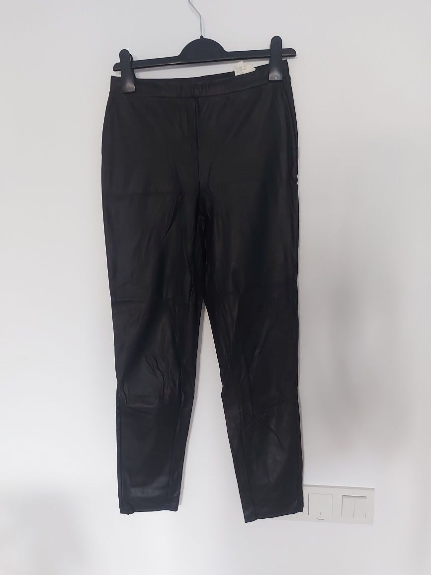 Pantaloni imitație piele mic defect