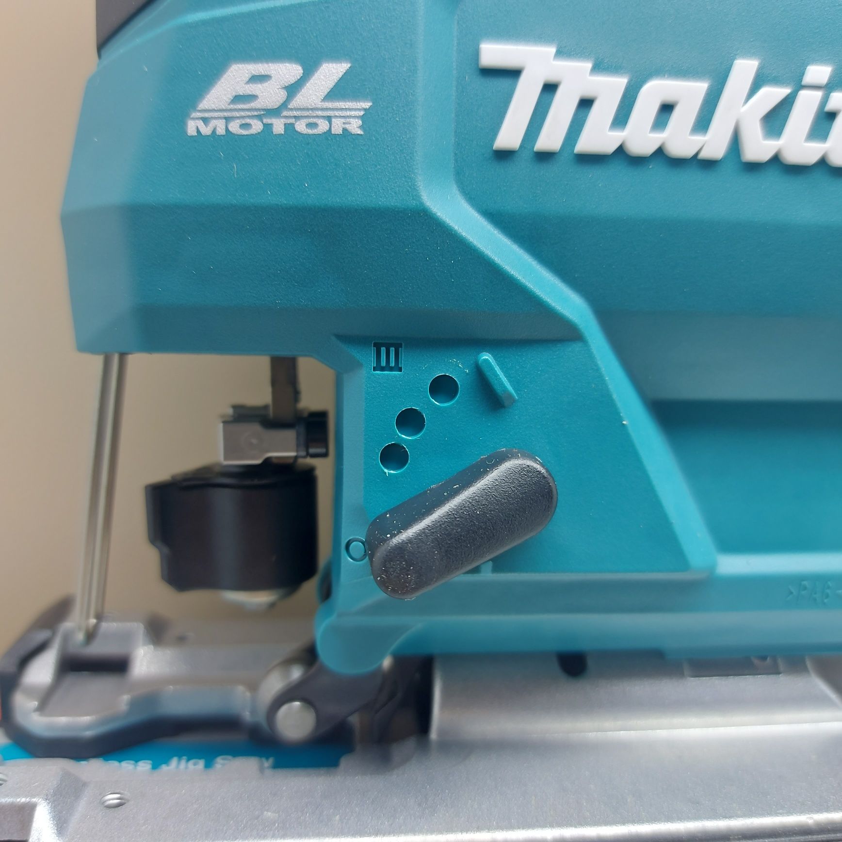 Нов модел безчетков прободен трион(зеге) Makita DJV184Z