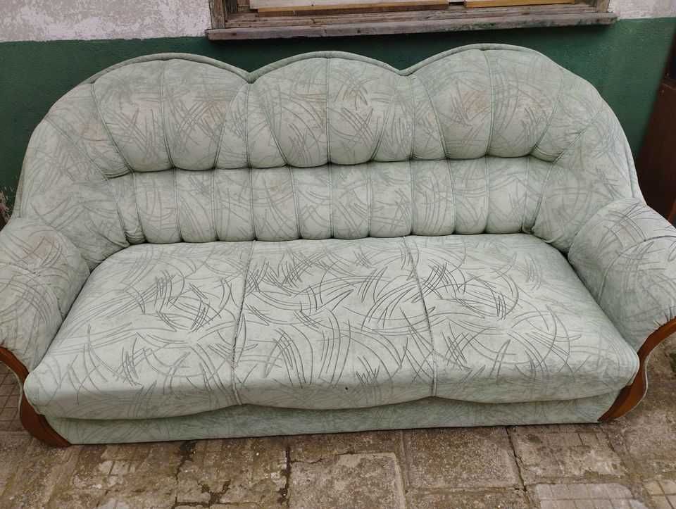Продава се троен разтегателен диван