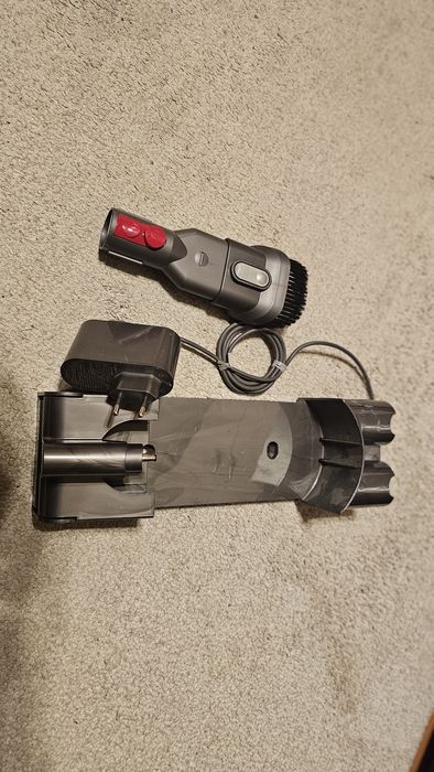 Incarcator aspirator Dyson V7 + o perie.