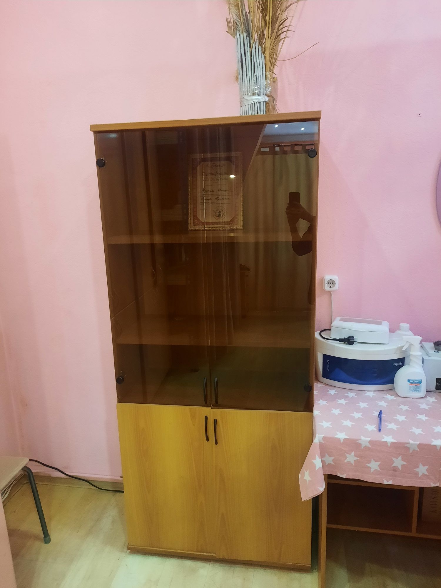 Шкаф со стеклом в наличии 1 шт