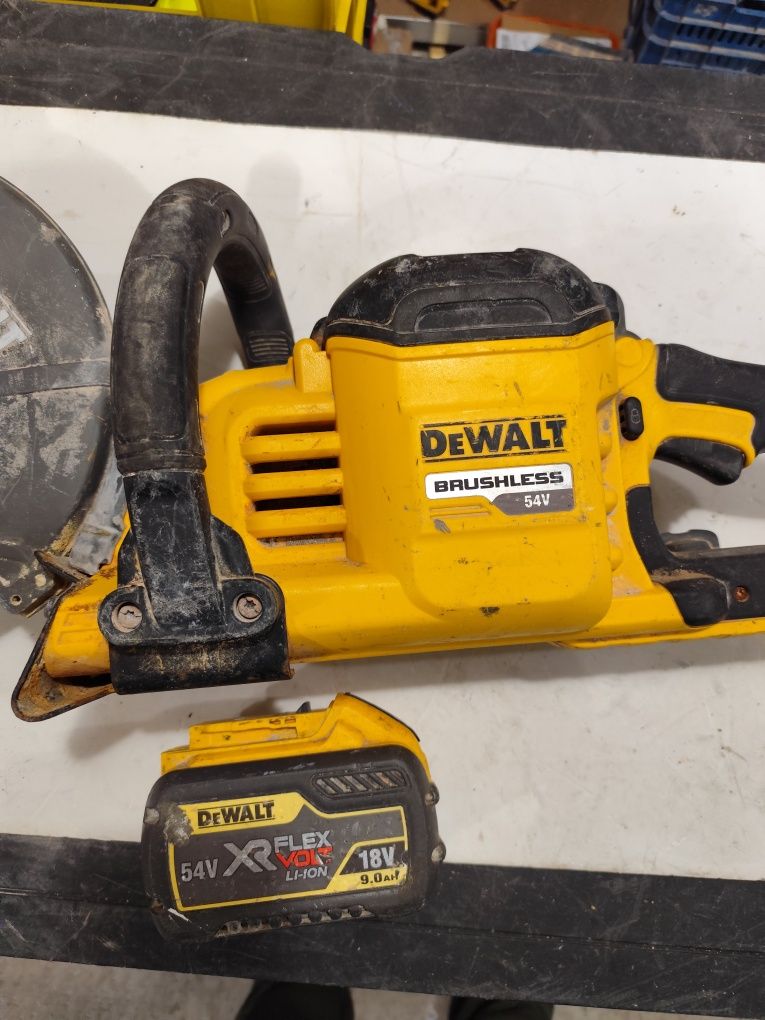 Акумулаторен фугорез Девалт 54V Flex volt DeWALT DCS690 + 9 Ah