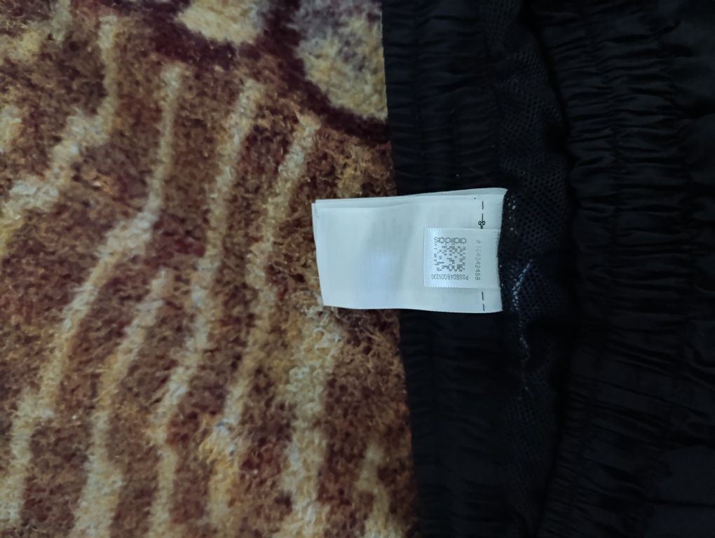 Продавам оригинален анцунг Adidas