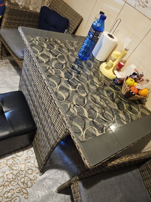 Masa si doua scaune foarte bine îngrijite