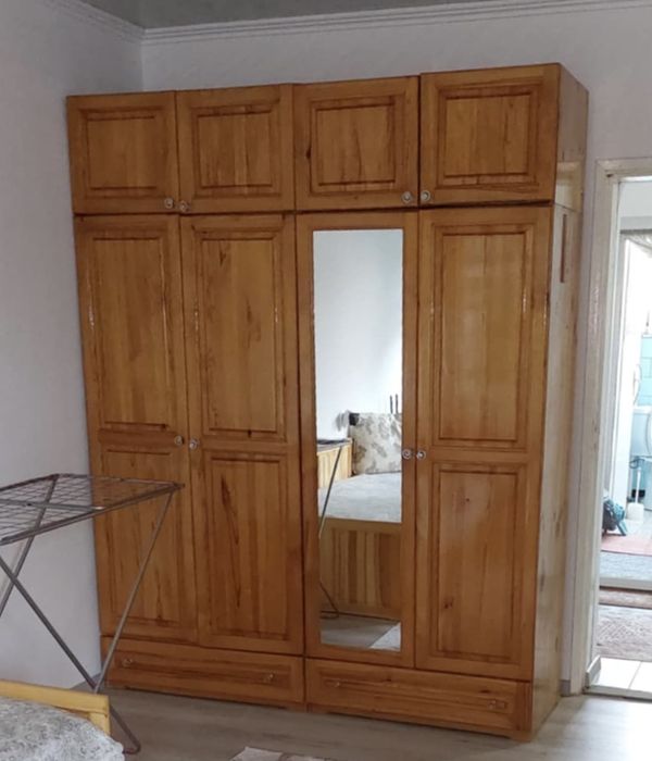Продавам гардероб с огледало