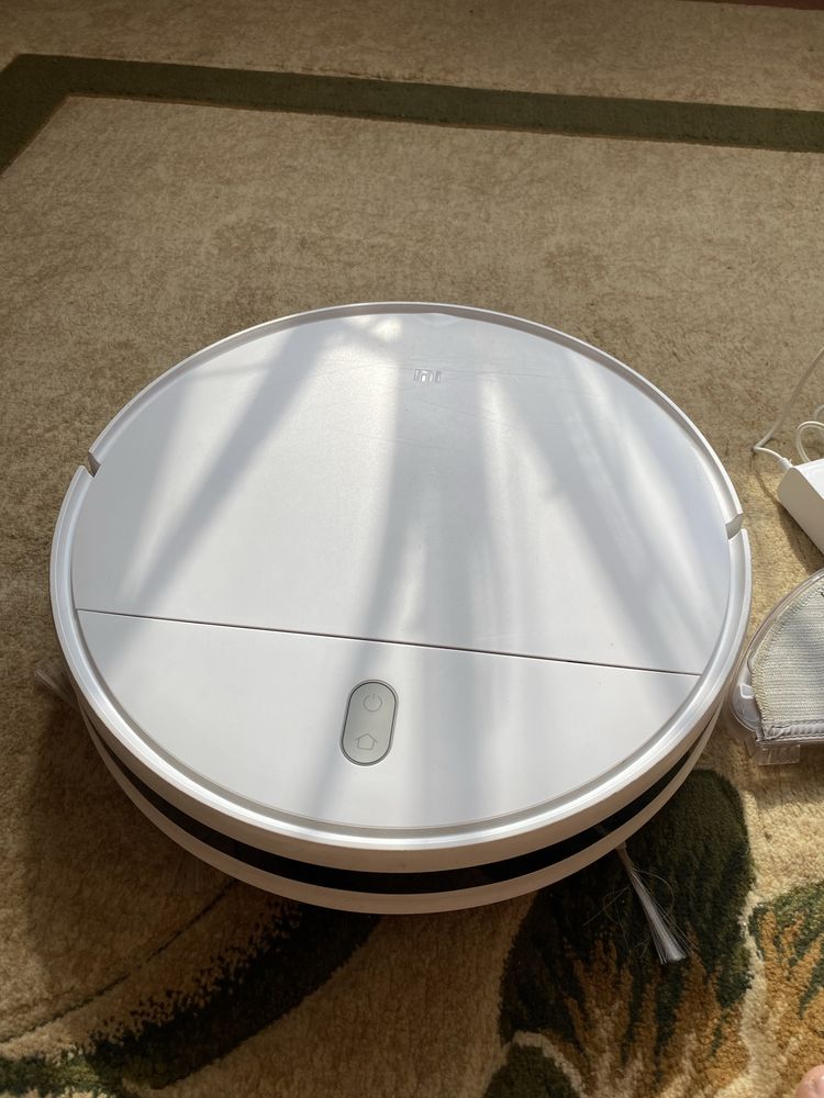 Продаю робот-пылесос Mi Robot Vacuum-Mop Essential