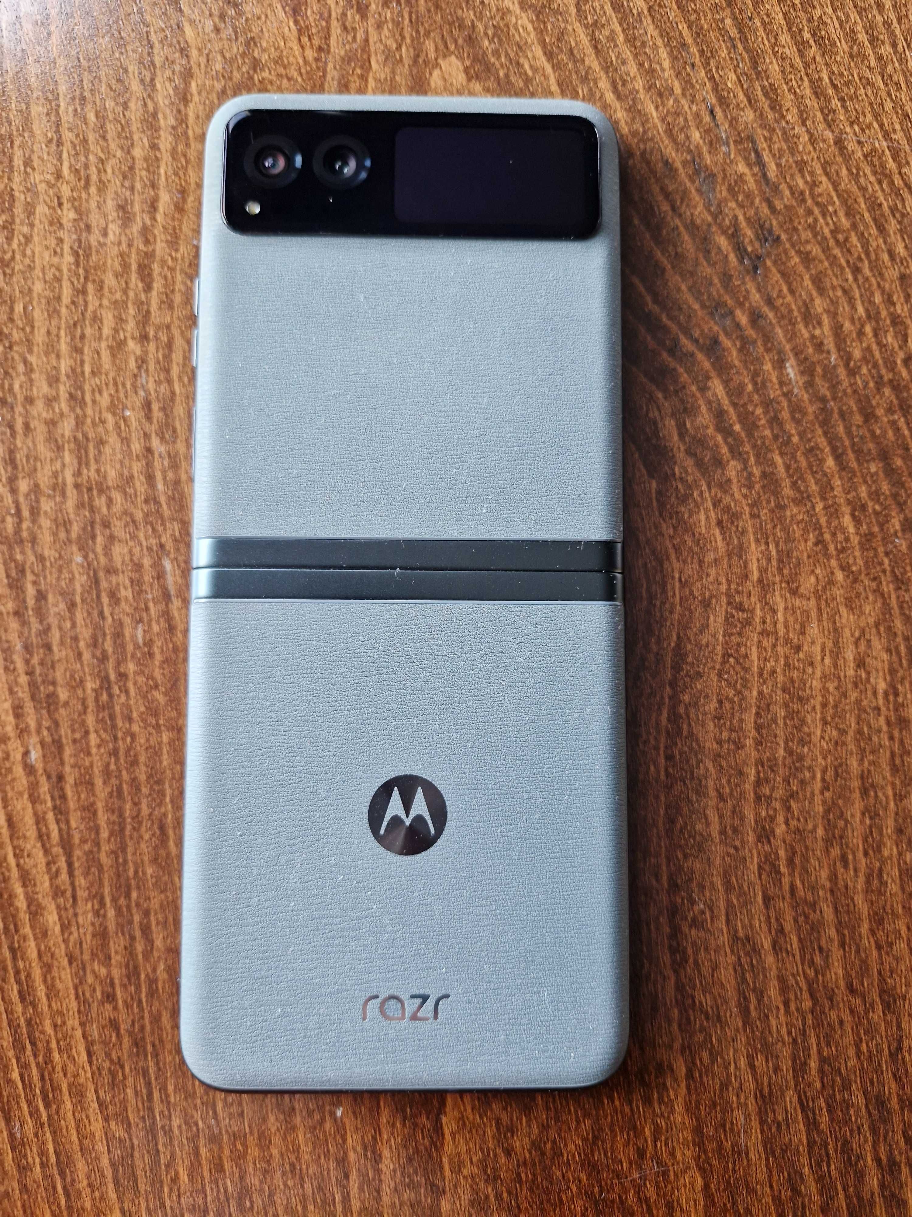 Продавам като нов GSM MOTOROLA RAZR 40 SAGE GREEN  +к-т слушалки Mode