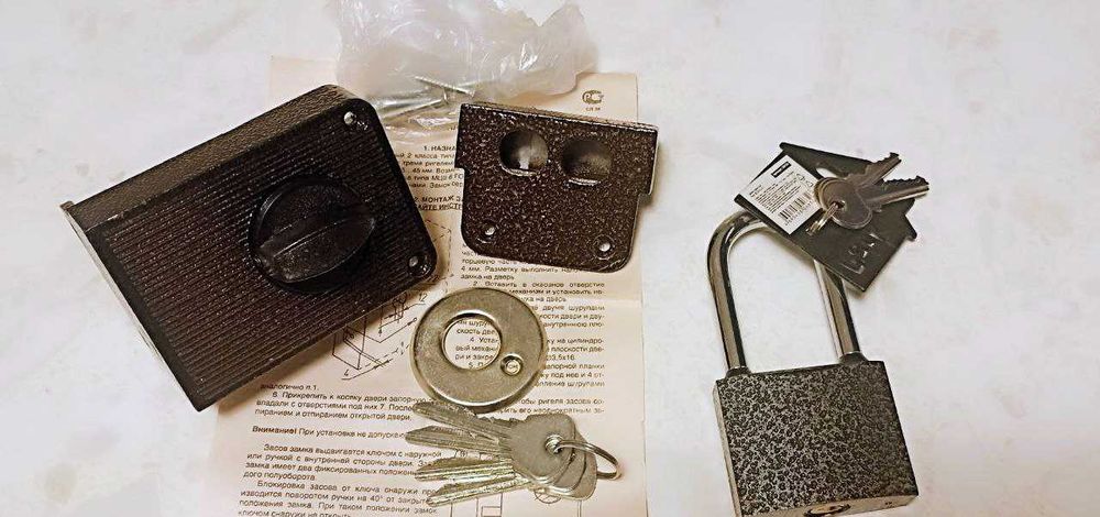 Замки дверной накладной и навесной