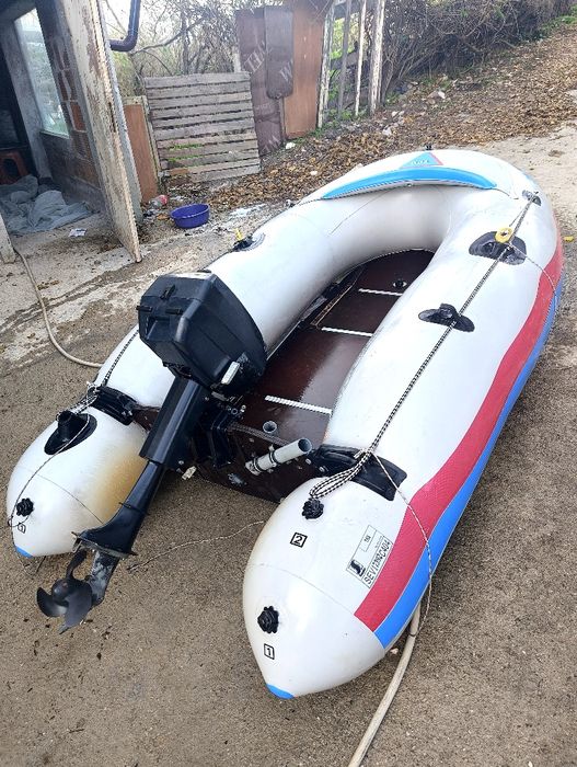 Лодка с извънбордов двигател 2 так. 4.кс Evinrude