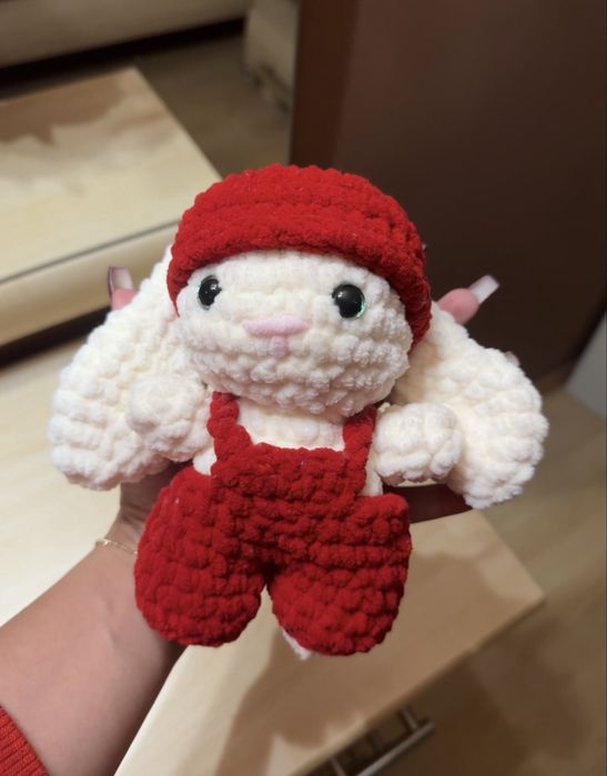 Ръчно плетено зайче с червен гащеризон и шапка