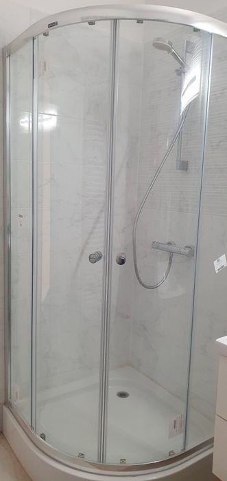Cabina dus semirotunda