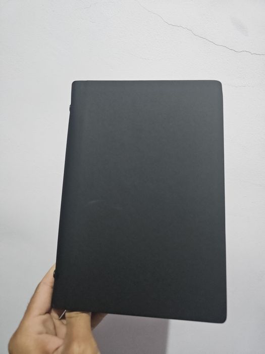 Qora daftar oq ruchkasi bilan. 80 varoq