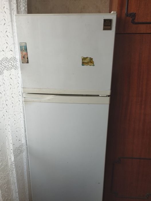 Холодильник старый нерабочий.