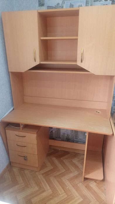 Продам стол компьютерный