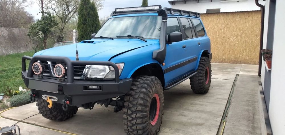 Nissan Patrol Mașina arată merge impecabil