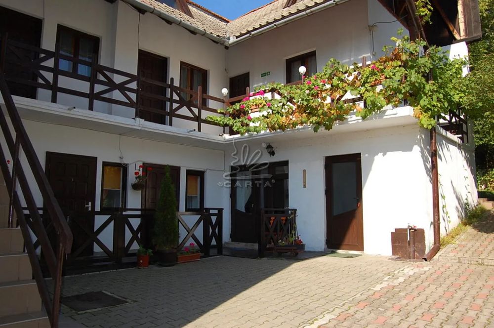 CRACIUN 2025 Moieciu , inchiriez  4 camere + living cu bucatarie